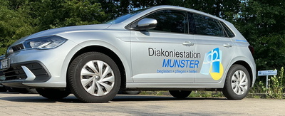 Ein Fahrzeug der Diakoniestation Munster wurde von unten links fotografiert